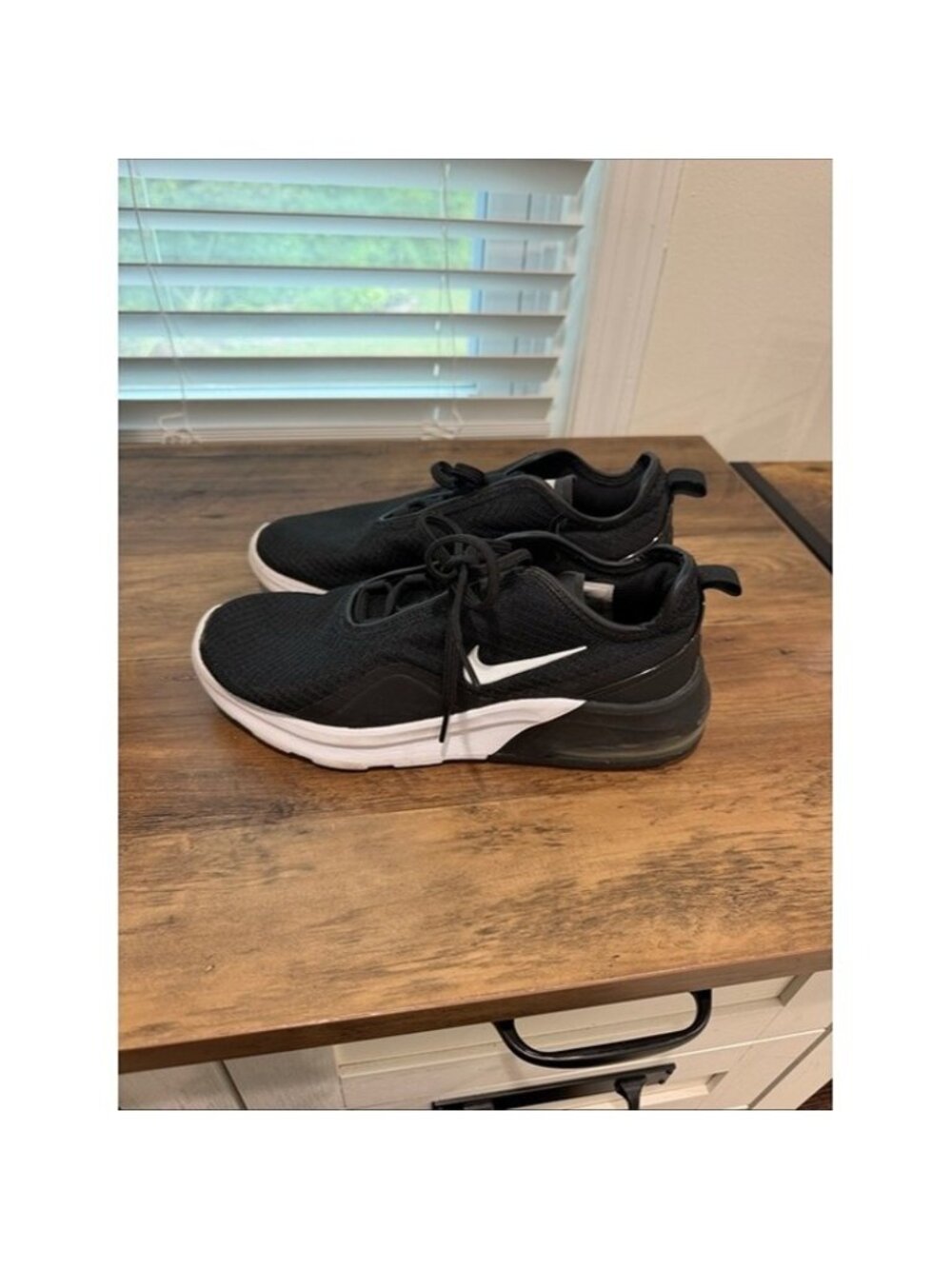 Nike AIR MAX MOTION 2 Black & White Athletic Sneakers with Swoosh SIZE 8